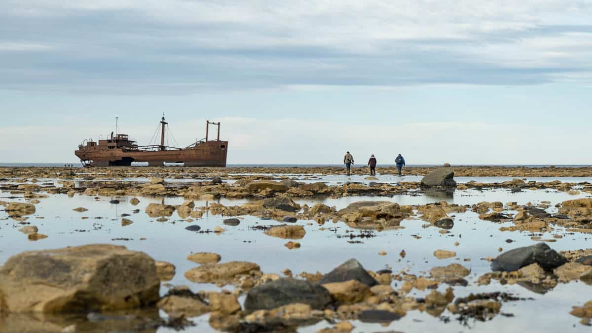 A tour to walk out and see the Ithaca Shipwreck
