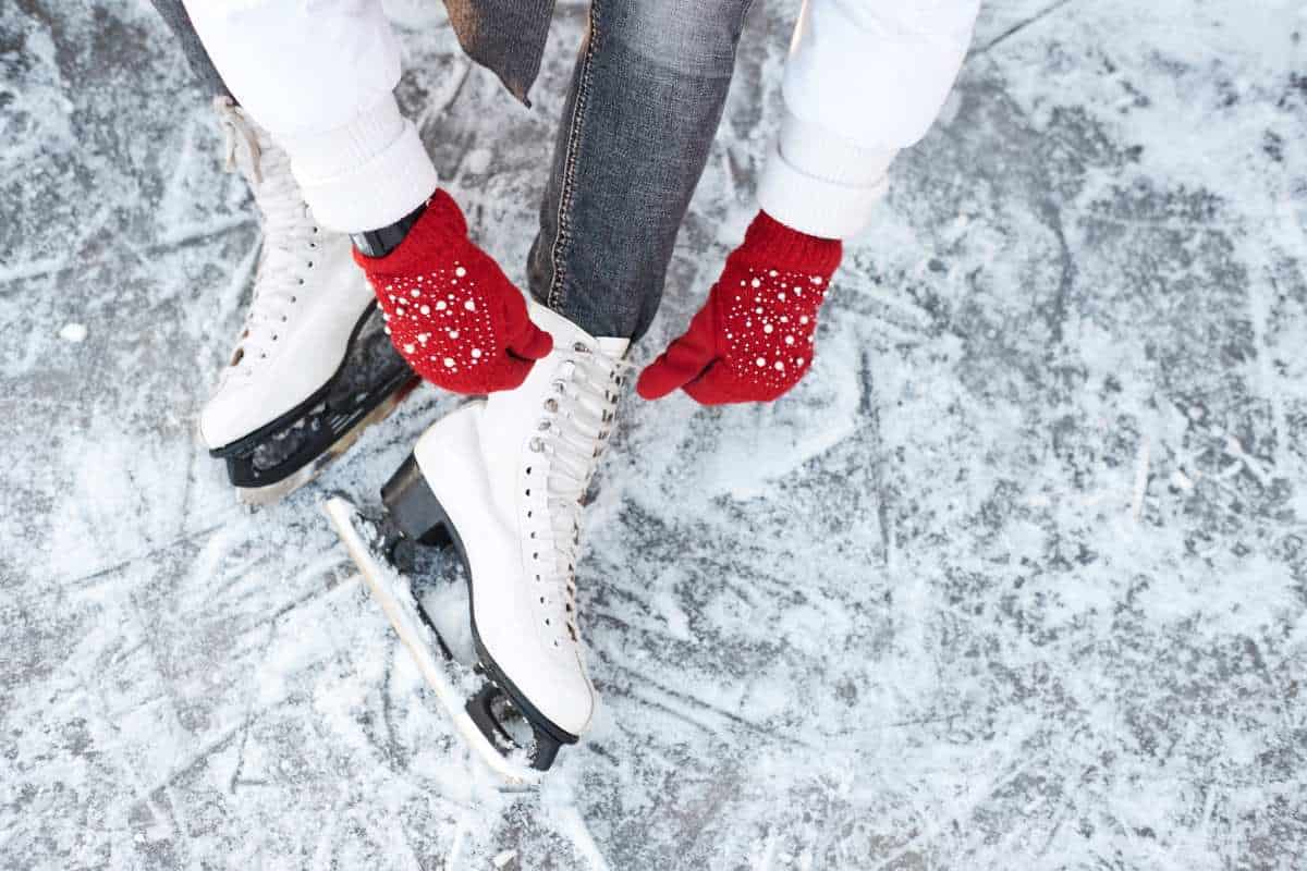 Tying up ice skates